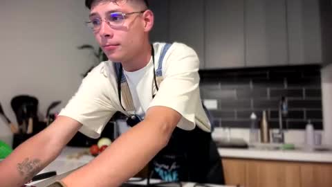 Snapshot of morgan_hiller chatting on 09/20/25, 12:44   online show from 09/20/25, 12:44