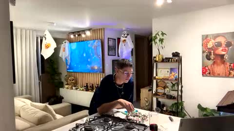   online show from 11/01/25, 11:07