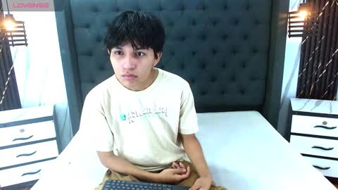 Snapshot of mortelle_ chatting on 11/01/25, 01:24 MORTELLE online show from 11/01/25, 01:24