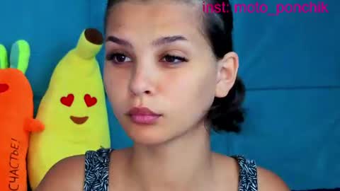 Snapshot of moto_ponchik chatting on 06/19/26, 07:01 Kris online show from 06/19/26, 07:01