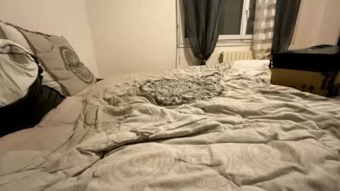 Snapshot of mouillelenos chatting on 12/18/24, 05:31 CamO online show from 12/18/24, 05:31