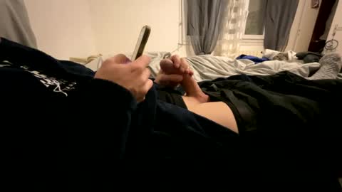 Snapshot of mouillelenos chatting on 01/19/25, 06:32 CamO online show from 01/19/25, 06:32