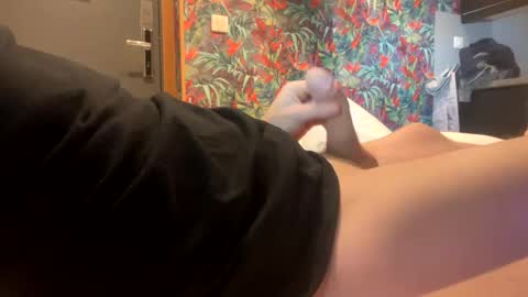 Snapshot of mouillelenos chatting on 12/18/25, 08:26 CamO online show from 12/18/25, 08:26