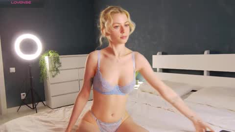 Snapshot of mozaly chatting on 09/13/25, 11:10 Elizabeth online show from 09/13/25, 11:10