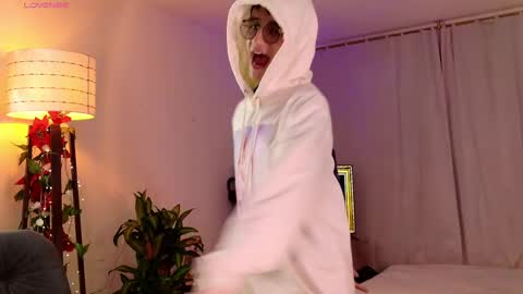 Snapshot of mr_evan1 chatting on 02/27/25, 02:21 Mr Evans online show from 02/27/25, 02:21