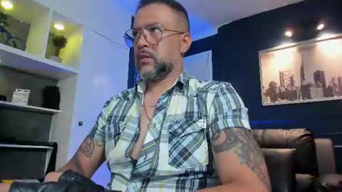 Snapshot of mrfrank_tattoo chatting on 06/14/26, 11:01 MrFrank. online show from 06/14/26, 11:01