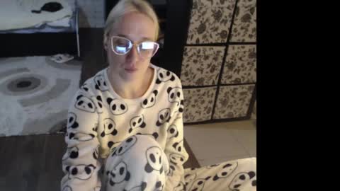 Snapshot of mrsluck chatting on 04/23/26, 12:45 Sasha online show from 04/23/26, 12:45