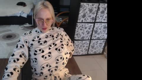 Snapshot of mrsluck chatting on 04/24/26, 04:04 Sasha online show from 04/24/26, 04:04