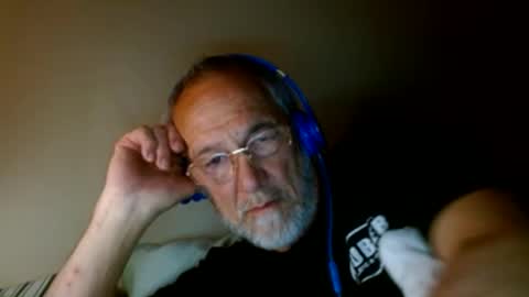 Snapshot of mrtease5 chatting on 04/18/26, 04:49 mrtease5 online show from 04/18/26, 04:49