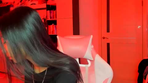 Snapshot of ms_emily_ chatting on 05/15/26, 06:04 ms_emily_ online show from 05/15/26, 06:04