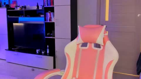 Snapshot of ms_emily_ chatting on 05/29/26, 11:52 ms_emily_ online show from 05/29/26, 11:52