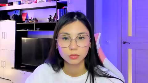 Snapshot of ms_emily_ chatting on 06/20/26, 10:51 ms_emily_ online show from 06/20/26, 10:51