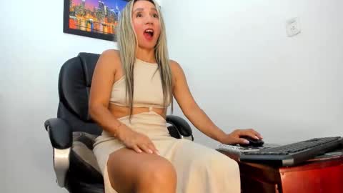 ms_lunarose online show from 10/24/25, 02:30