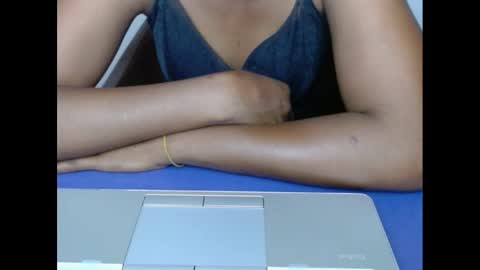 Snapshot of muffinxcream chatting on 11/11/25, 11:10 muffinxcream online show from 11/11/25, 11:10