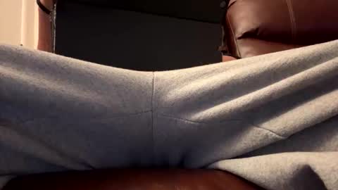 Snapshot of mullato_milkshake chatting on 11/21/25, 10:52 Kai online show from 11/21/25, 10:52