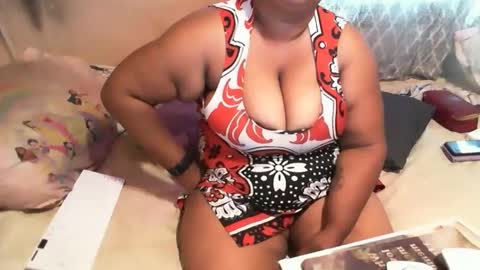 Snapshot of munniegalz1 chatting on 11/14/25, 10:25 your angel online show from 11/14/25, 10:25