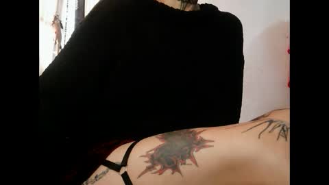 Snapshot of muscle_mommyy chatting on 09/16/25, 08:32 arami online show from 09/16/25, 08:32