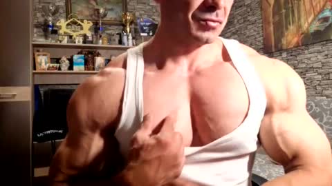 Snapshot of musclebredon chatting on 07/25/26, 07:33 BRENDON online show from 07/25/26, 07:33