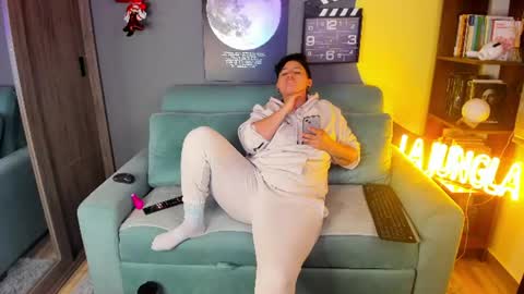 Snapshot of musicayluna chatting on 07/15/26, 01:22 VALENTINA Luna online show from 07/15/26, 01:22