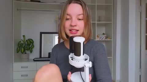 Snapshot of my_mia_ chatting on 09/30/25, 08:41 MIA I will be here Monday Wednesday Thursday Saturday online show from 09/30/25, 08:41