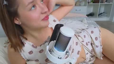 Snapshot of my_mia_ chatting on 12/01/25, 09:14 MIA I will be here Monday Wednesday Thursday Saturday online show from 12/01/25, 09:14