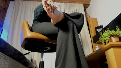 Lola online show from 11/25/25, 08:31