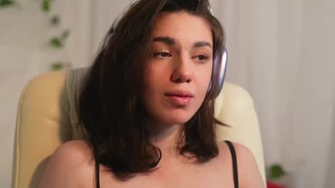 Snapshot of mystica_ chatting on 02/20/25, 07:12 MILLI online show from 02/20/25, 07:12