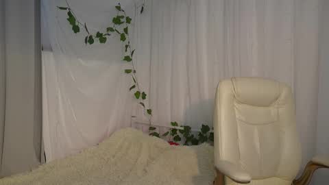Snapshot of mystica_ chatting on 02/24/25, 07:11 MILLI online show from 02/24/25, 07:11