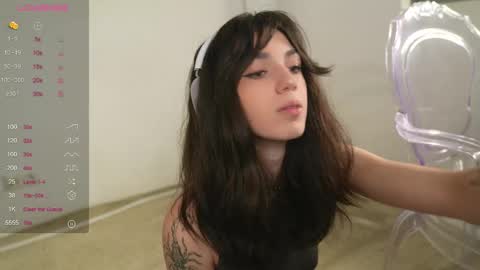 Snapshot of mystica_ chatting on 09/22/25, 07:43 MILLI online show from 09/22/25, 07:43