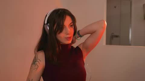 Snapshot of mystica_ chatting on 09/27/25, 10:20 MILLI online show from 09/27/25, 10:20