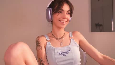 Snapshot of mystica_ chatting on 10/22/25, 08:58 MILLI online show from 10/22/25, 08:58