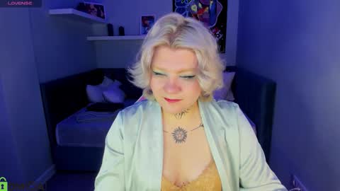 Snapshot of mystiica chatting on 12/21/25, 07:15 mystiica online show from 12/21/25, 07:15