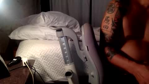 str8 dom alphaAsian Daddy type. sorry not bi or  curious but i dont judgediscrimenate. online show from 11/19/25, 03:23