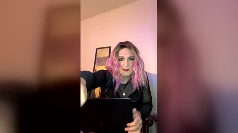 nadia_crivello online show from 12/23/25, 12:52