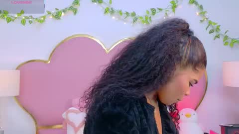 NahiaraReina  online show from 12/02/25, 02:01