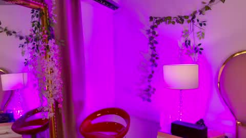 NahiaraReina  online show from 04/25/26, 02:03