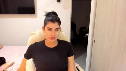 independent model online show from 11/19/25, 10:43