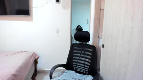 independent model online show from 12/23/25, 01:47