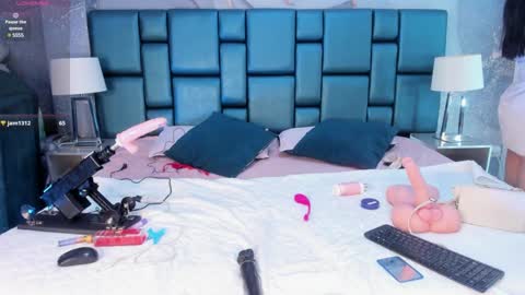 Snapshot of nahomi_wild chatting on 02/19/25, 10:53 Nahomi online show from 02/19/25, 10:53