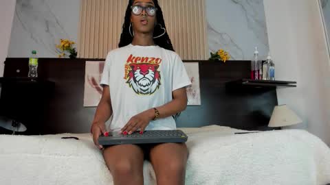 nahomy_james25 online show from 09/28/25, 10:26