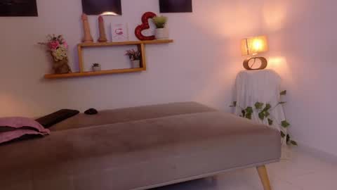 nairagold_ online show from 05/15/26, 11:01