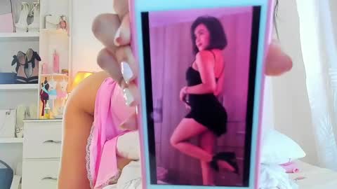 Snapshot of naissha chatting on 10/19/25, 03:45 Naissha online show from 10/19/25, 03:45