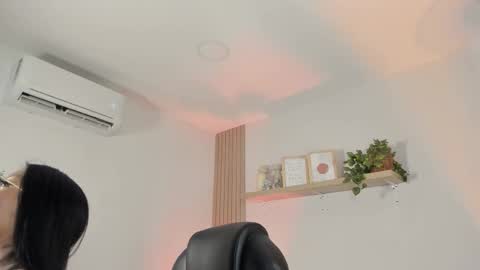 INSTAGRAM  m2221     online show from 12/23/25, 10:13