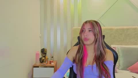 nami_sweet_ online show from 10/24/25, 12:01