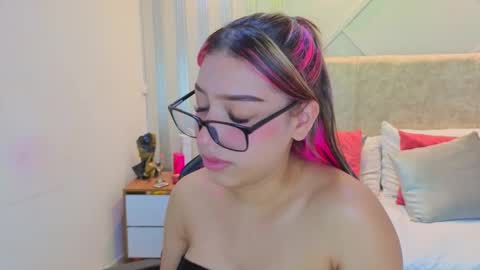 nami_sweet_ online show from 10/31/25, 04:02