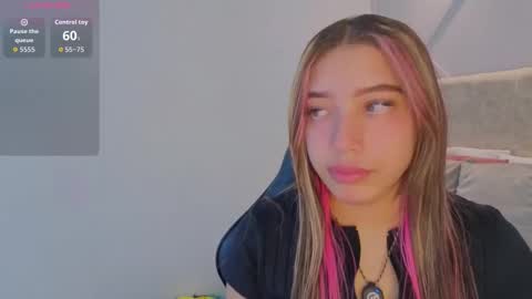 nami_sweet_ online show from 11/18/25, 11:36