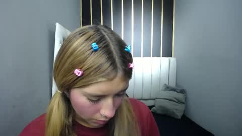 Snapshot of nancy_blonde chatting on 04/28/26, 12:43 nancy blonde online show from 04/28/26, 12:43
