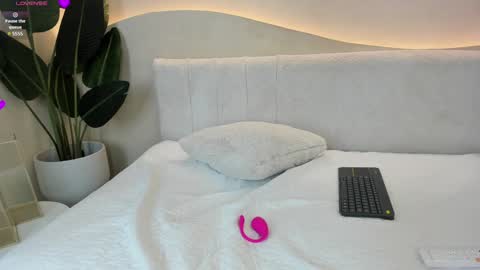 Naomi  online show from 01/09/25, 07:29