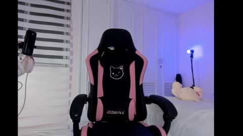 Snapshot of naomibrinks1 chatting on 12/28/24, 06:06 Heidy  online show from 12/28/24, 06:06