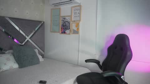 Naomi-Gray  online show from 04/28/26, 06:35